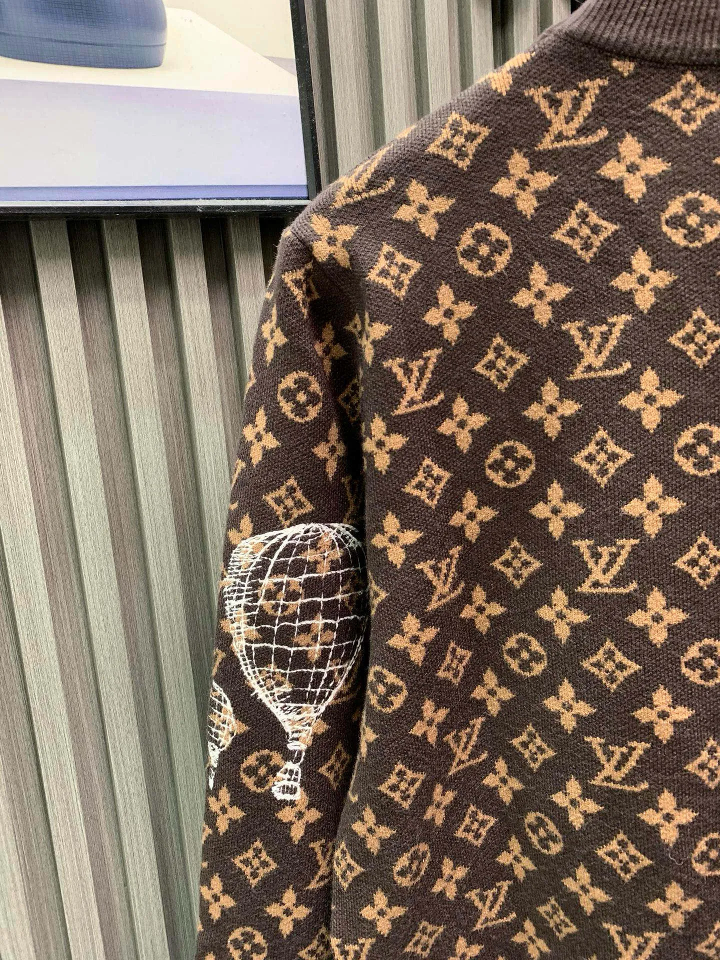 🅿️480 🀄️ Louis Vuitton 𝗟𝗢𝗨𝗜𝗦 𝗩𝗨𝗜𝗧𝗧𝗢𝗡 𝗠𝗢𝗡𝗢𝗚𝗥𝗔𝗠 embroidered sheep wool crew neck shirt The material, color and embroidery of Wang Zha's show are all about difficulty. What we made can definitely be compared with ZP. It is 100% refined imitation sheep wool. It feels soft and skin-friendly. It does not shrink and can be machine washed and anti-pilling. Two-color sesame dot craft. The most difficult part is the wool yarn embroidery craft. The yarn was customized for more than a month. The whole body embroidery required laser positioning. The single piece was embroidered in counter-position splicing. Each pattern was drawn and adjusted several times, and the entire pattern was symmetrical. It really takes ingenuity to pick out these details. The brown shooting light is warm brown in real life. It is unparalleled. You must buy it~👍